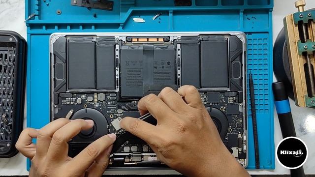 Replace LCD Macbook Pro 13" A1989 (2018-2019) смотреть онлайн