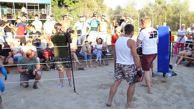 БЕЛЫЙ ТОСТЯК против Бойца ММА смотреть онлайн