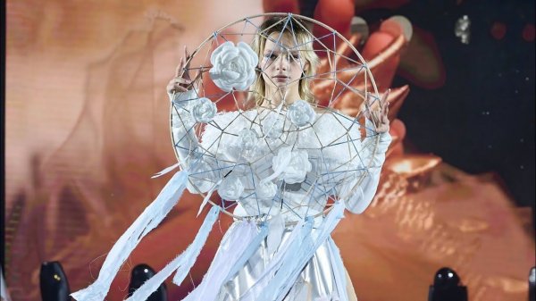 Новогодняя ночь и показ A GLOSSIER на DMC MUSIC .