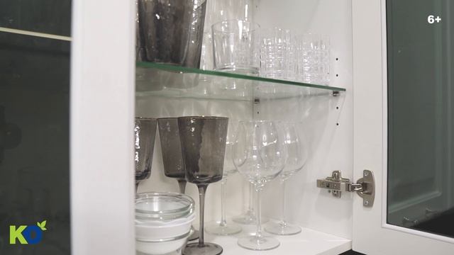 Обзор белой классической кухни с чёрным фартуком смотреть онлайн