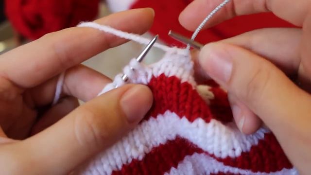 СМЕНА ЦВЕТА НИТИ ПРИ ВЯЗАНИИ СПИЦАМИ ПО КРУГУ. РОВНЫЕ ПОЛОСКИ смотреть онлайн