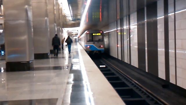 Станция метро Деловой центр, Электропоезд 81-760 Ока смотреть онлайн