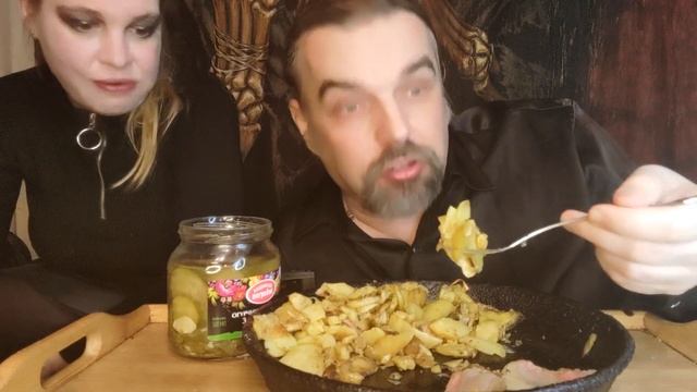 Мукбанг на Диване выпуск 287й. #жареннаякартошка #обжор #еда #еданакамеру #русскиймукбанг #mukbang