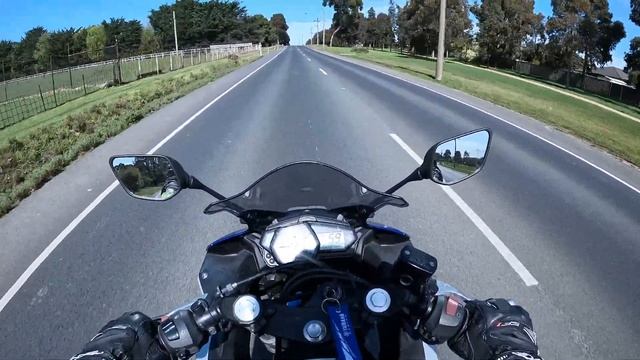 New vs Old Motorcycles // Yamaha R3 vs Suzuki GSF250V Bandit смотреть онлайн