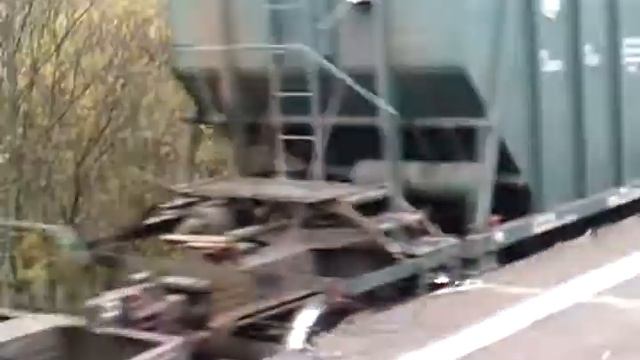 ВЛ10-1885 с товарным поездом и отправление электропоезда с о.п. Погостье смотреть онлайн