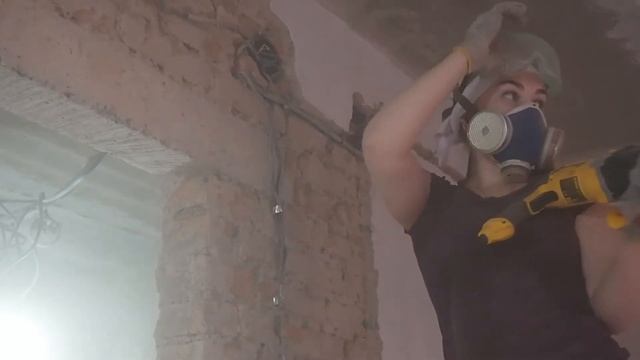 Снимаем остатки штукатурки / Вскрываем пол в санузле / Ремонт часть 6 смотреть онлайн
