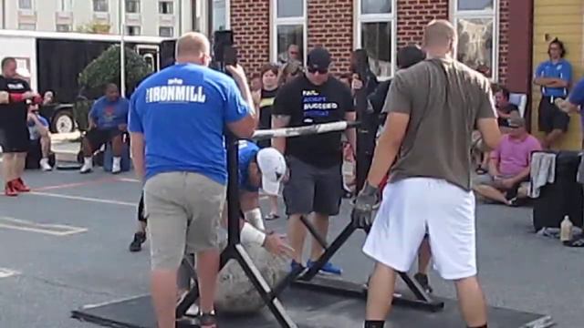 DE Strongest Man 2012 - Matt Stone Over Bar 2nd View смотреть онлайн