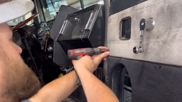 Slapping Some Chrome on the Peterbilt Just in time for Mid-America Trucking Show! смотреть онлайн