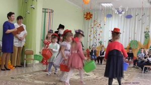 Очень красивый танец маленьких девочек. / Very nice little girls dance.