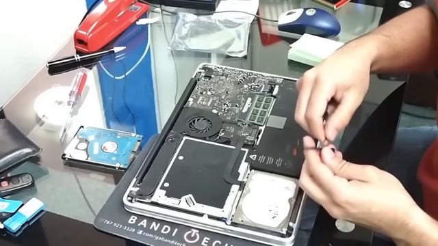 Apple Macbook Pro 13" 5.5 Mid 2009 - Reemplazo de RAM y HDD - RAM & HDD Replacement смотреть онлайн