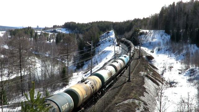 Грузовой состав с цистернами на горном участке, ВЛ11М-297/298А смотреть онлайн