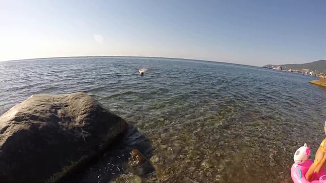 Купаемся на море и запускаем лодку смотреть онлайн