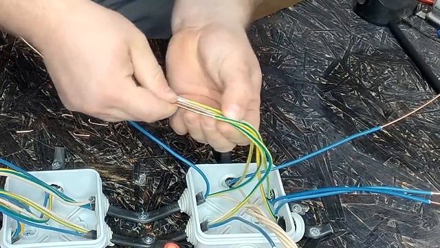 Как собрать распределительную коробку правильно и уложить провода в ней? смотреть онлайн