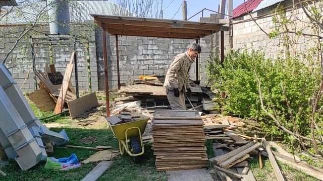 Веселая разборка хлама под навесом