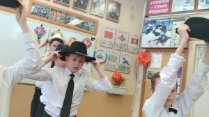 Танец мальчиков 5 "В" класса на 8 марта