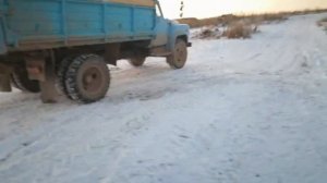 Привёз дрова на Газоне? по снегу с цепями противоскольжения! Газ53 самосвал полный дров?!
