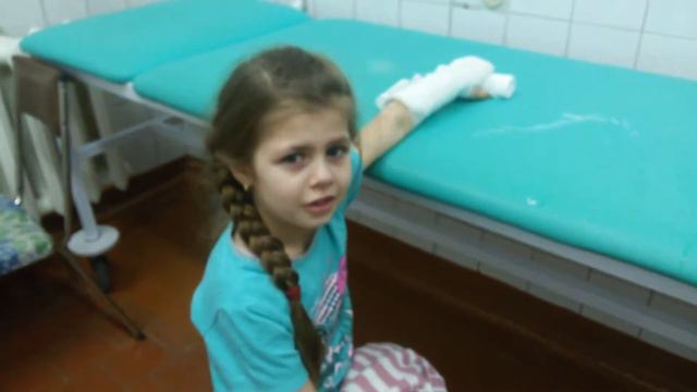 Третье видео.Накладывают гипс. смотреть онлайн