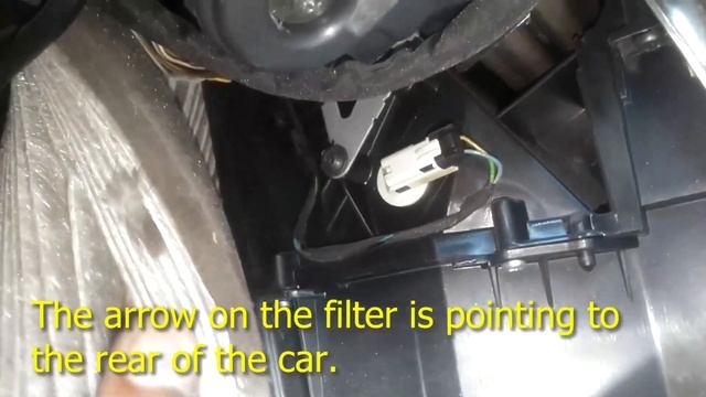 How to replace the cabin air filter in a Volvo C70, C30, S40, V50, P1 platform car. - VOTD смотреть онлайн