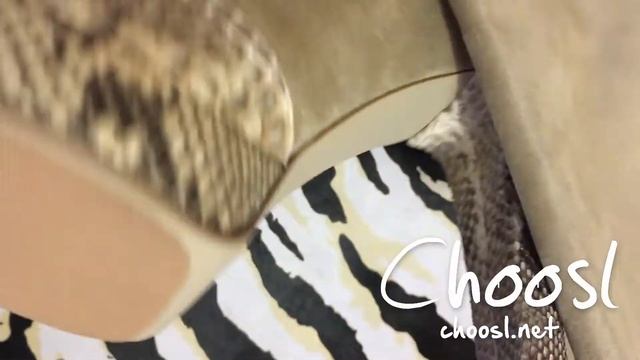 Сапоги из кожи питона с круглым носком на каблуке бежевого цвета Choosl смотреть онлайн