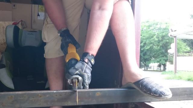 Резка профильной трубы 60"40"2 сабельной пилой Dewalt смотреть онлайн