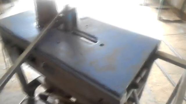 Гнём 20  трубу в заданный угол на станке для ковки.