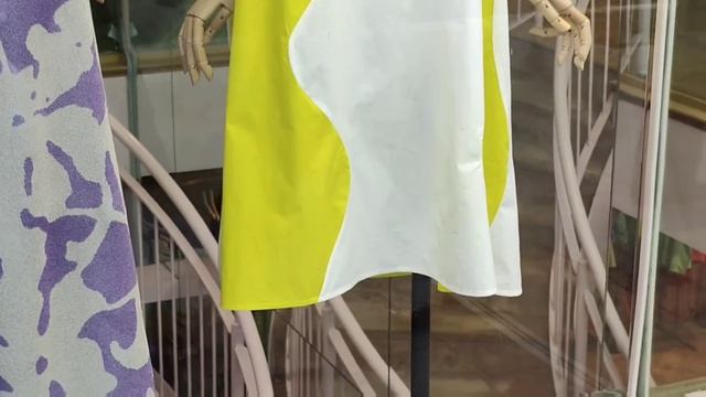 Get ready for summer with these London street style looks. Summer dresses, skirts. Heat in Britain. смотреть онлайн