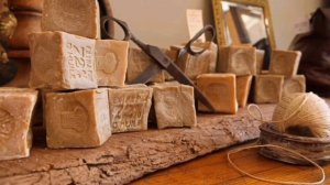 ИЗ  ЧЕГО  В  ДРЕВНОСТИ  ДЕЛАЛОСЬ  МЫЛО  ?