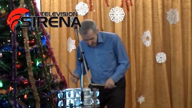 Энергичный барабанщик зажигает на детском концерте смотреть онлайн