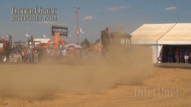 Super Witch RT95 Tractor with 502 cubic-inch 850 hp Chevrolet engine performing stunts смотреть онлайн
