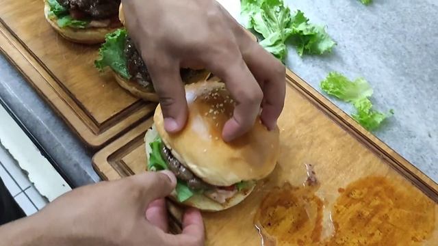 The juiciest and tastiest burgers. Street food in Tashkent смотреть онлайн