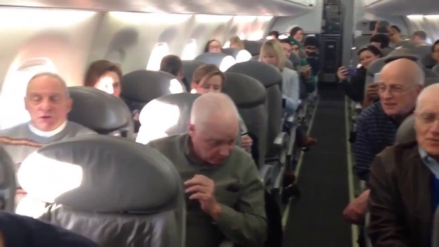 Дедушки отожгли на борту самолета смотреть онлайн