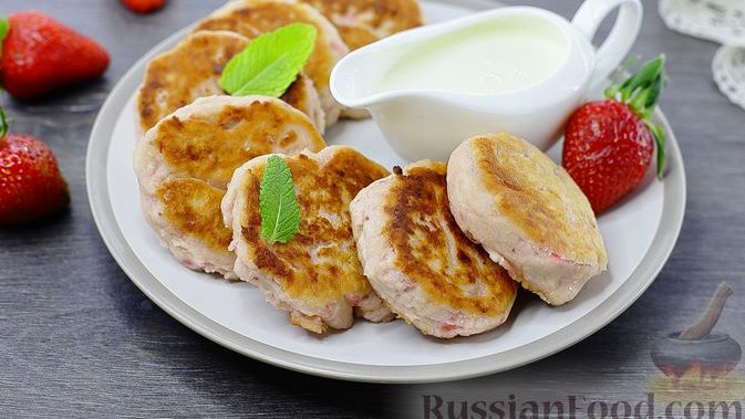 Завтрак в стране розовых мечтаний.
КЛУБНИЧНЫЕ СЫРНИКИ С РИСОВОЙ МУКОЙ