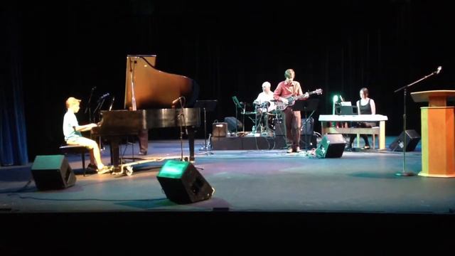 Ho Hey. Antonio on piano смотреть онлайн