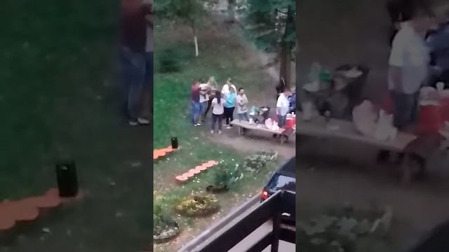 Народ бухает рядом с детской площадкой смотреть онлайн