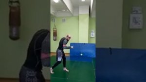 Упражнения с тренажером мяч на резинке
