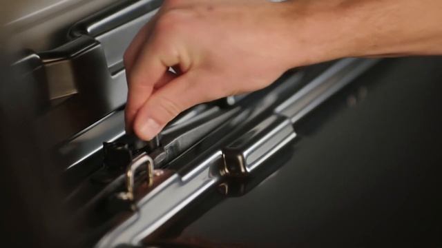 The Garage - Episode 1: How to install Mercedes-Benz Carrier Bars and Roof Boxes смотреть онлайн