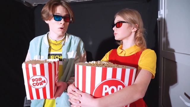 Бедная Кукла В Богатой Школе | Кукла из Игры в Кальмара в Колледже смотреть онлайн
