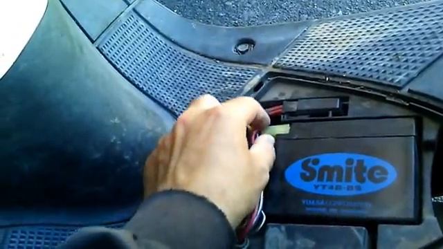 Замена аккумулятора скутера, не работал стартер Suzuki Lets 2 New поменять аккумулятор на скутере смотреть онлайн