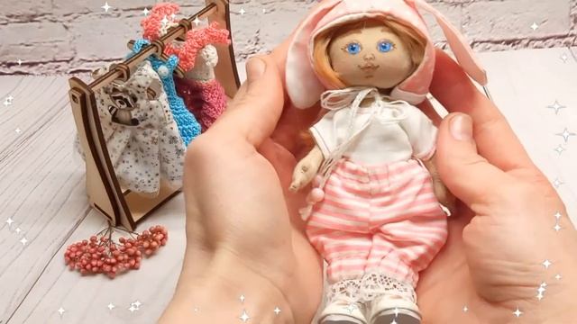 Мини-текстильная кукла ручной работы: Малышка с зайчиком смотреть онлайн