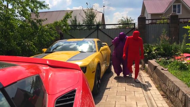 Funny Red Man & Purple Fat Man found Key of Car & Jumping on Roof of Corvette for Kids смотреть онлайн