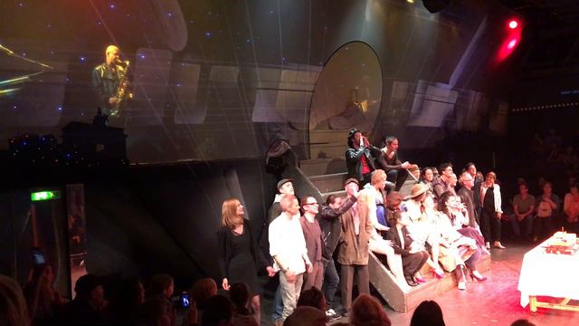 30 Jahre LINIE 1 - Grips Theater Berlin - Zugabe "Hey Du" смотреть онлайн