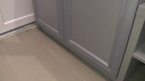 Мебель в прихожую. Шкаф из МДФ. Зеркальные двери в рамочном профиле. Прихожая в сером цвете.