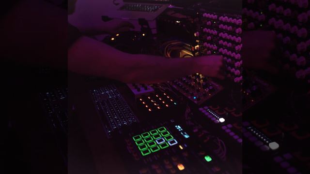 DAWless Analog Synth Jam - Acid Breaks смотреть онлайн