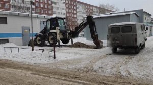 Трактор копает яму