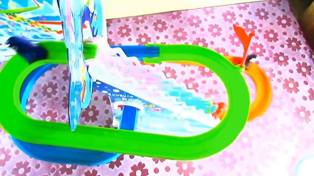 Jolly Penguin Race Game! Fun Kids Penguin Race ,Surprise Toys for kids, Black, Red & Blue Penguin. смотреть онлайн