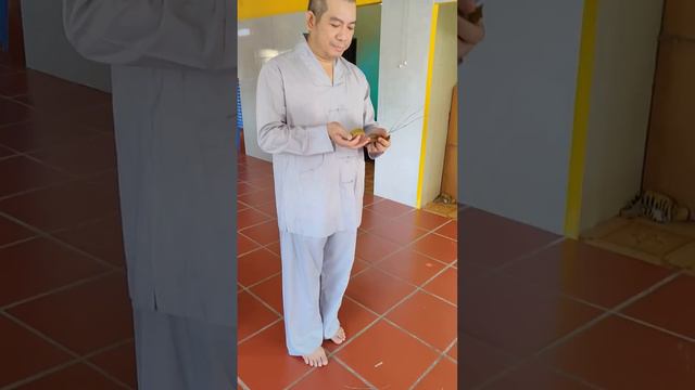 вьетнамки рвутся кормить лешу. а мне радоваться или беситься!?