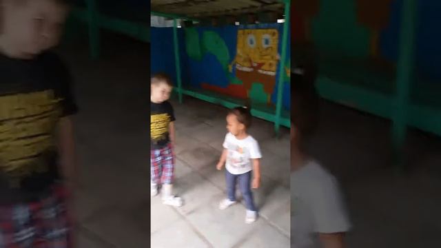 Дети смешно танцуют Funny kids dancing смотреть онлайн
