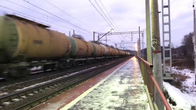 ВЛ10 стремно гонит на пределе скорости с поездом Ярославская обл. на IPhoneX