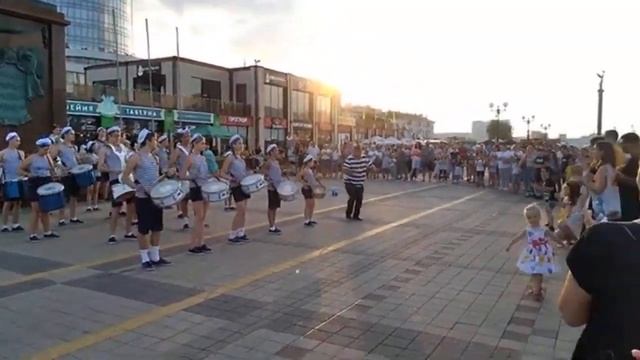 У НАС ЛЕТО ЗАЖИГАЮТ ИГРАЮТ НА БАРАБАНАХ в НОВОРОССИЙСКЕ 9 ИЮЛЯ 2022 ( ЖИВУ НА ЧЁРНОМ МОРЕ) смотреть онлайн