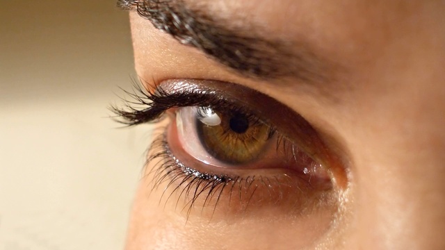 Как быстро убрать отеки под глазами